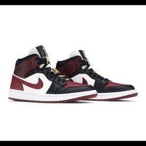 Jordan air 1 mid SE ‘Gold pendant’